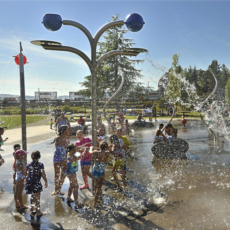 أطفال يلعبون في Titlow Sprayground
