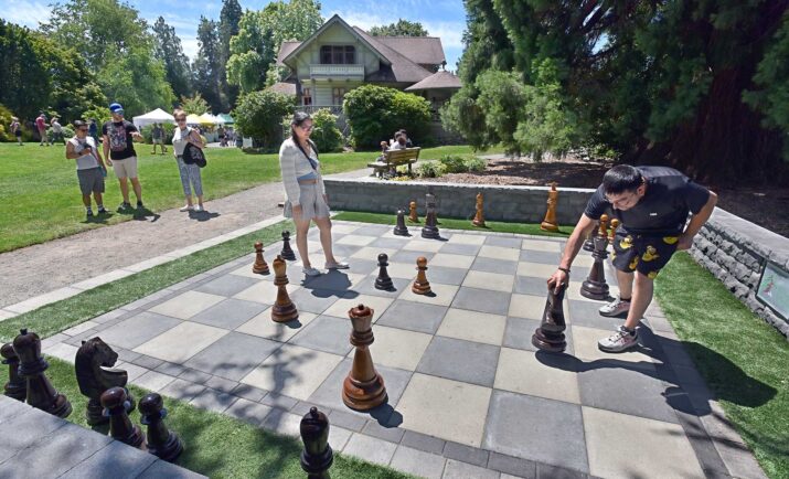 Menschen spielen Schach auf einem riesigen Schachbrett
