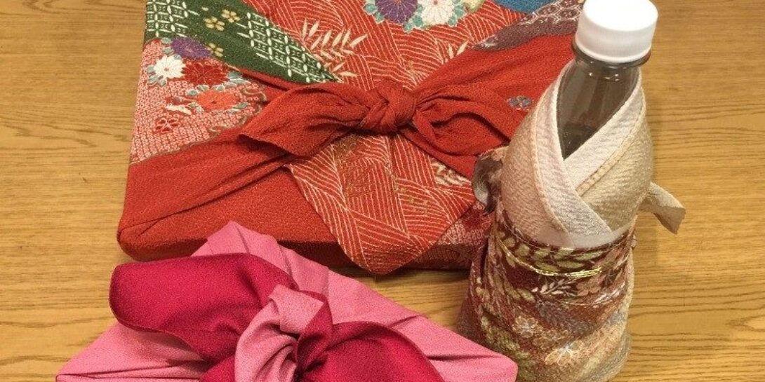 Японська пакувальна тканина, показана як використана на предметах