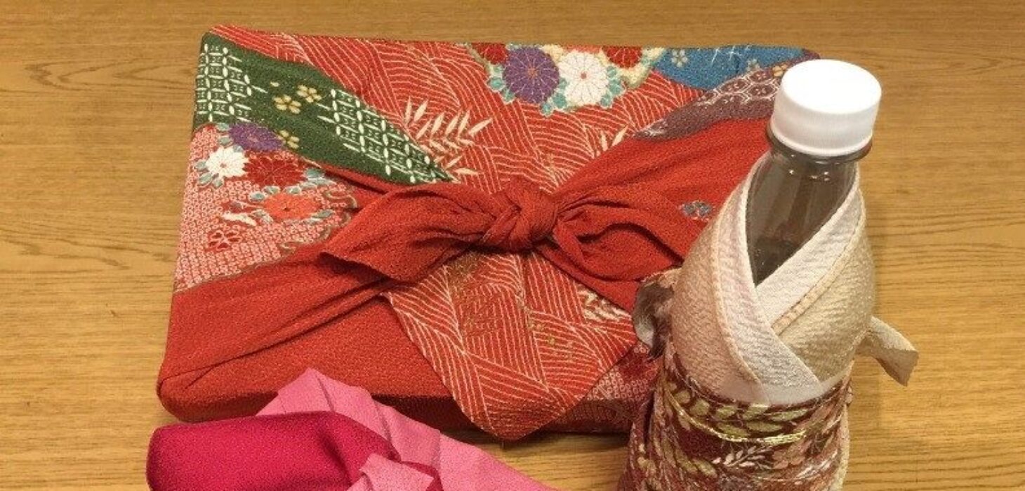 Японська пакувальна тканина, показана як використана на предметах