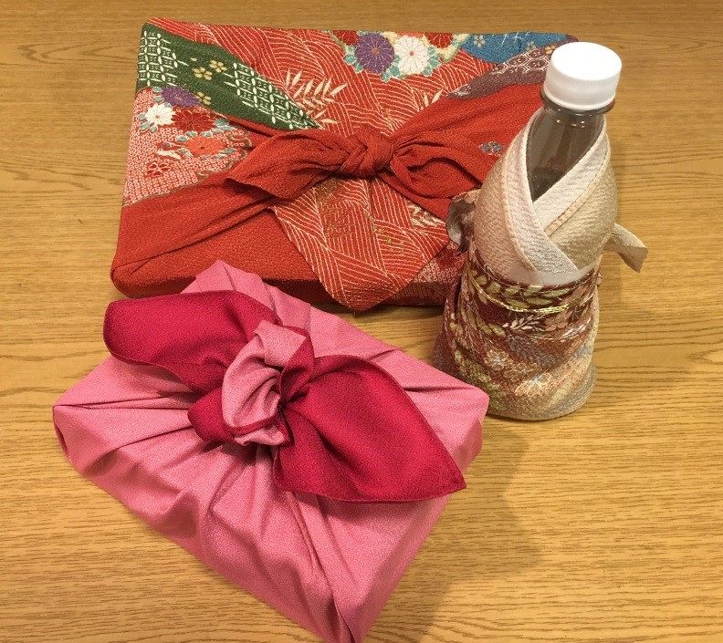 Japanisches Verpackungstuch, das auf Artikeln verwendet wird